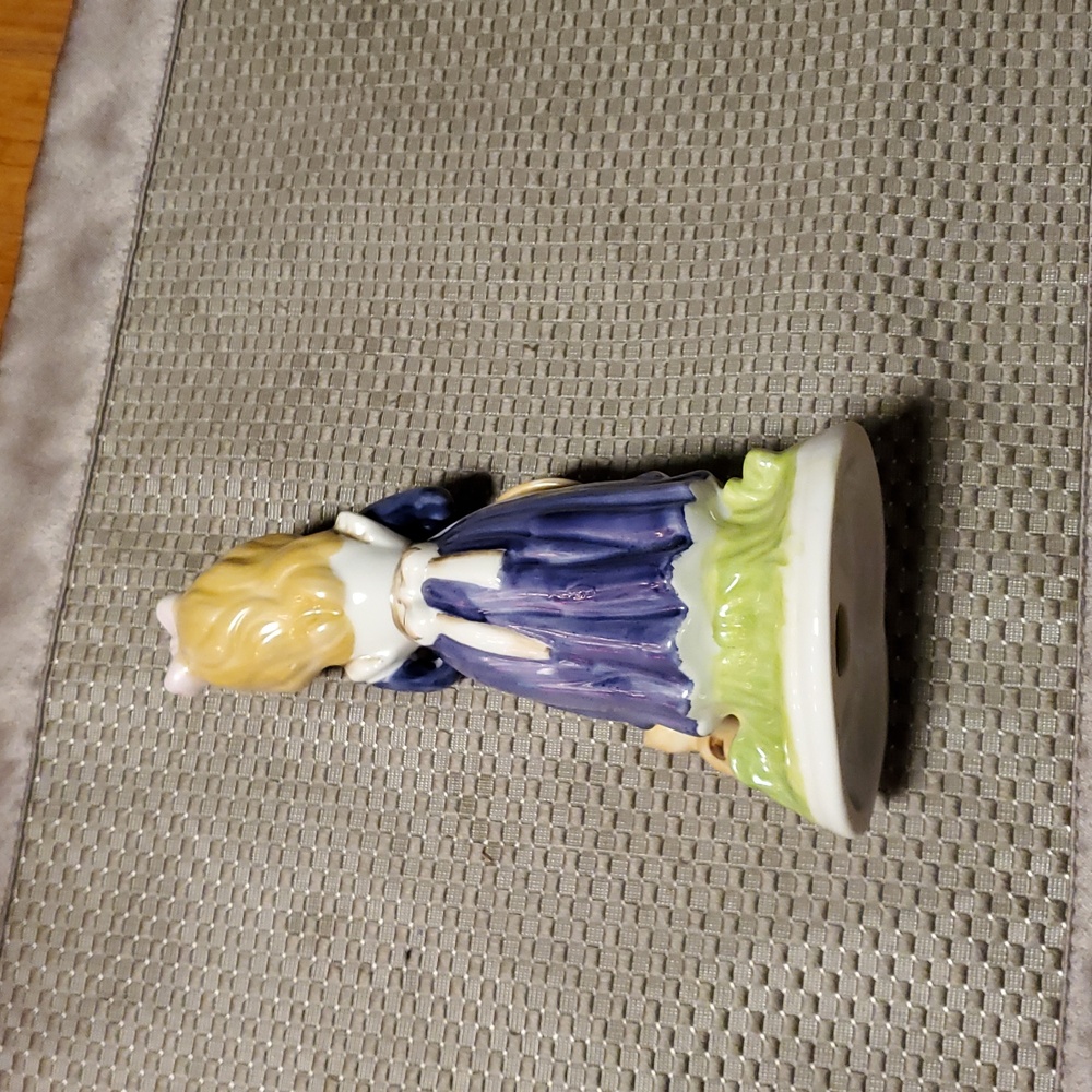 Charming Porcelain Girl Figurine with Cat - Picture 4 of 4
